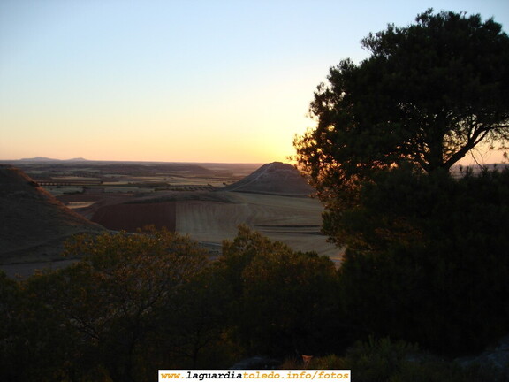 Vista panorámica del Cerro de la Atalaya al anochecer desde los pinos de detrás del vertedero.