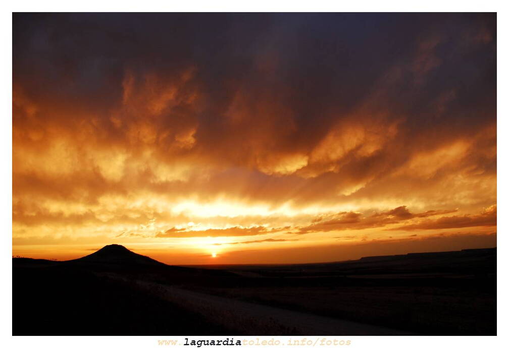 Aunque parece el fin del mundo "solo es una puesta de sol " en la Vega de La Guardia con el cerro de la Atalaya como testigo