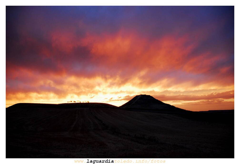 Puesta de sol al lado del Cerro de la Atalaya