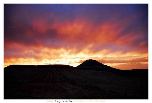 Puesta de sol al lado del Cerro de la Atalaya