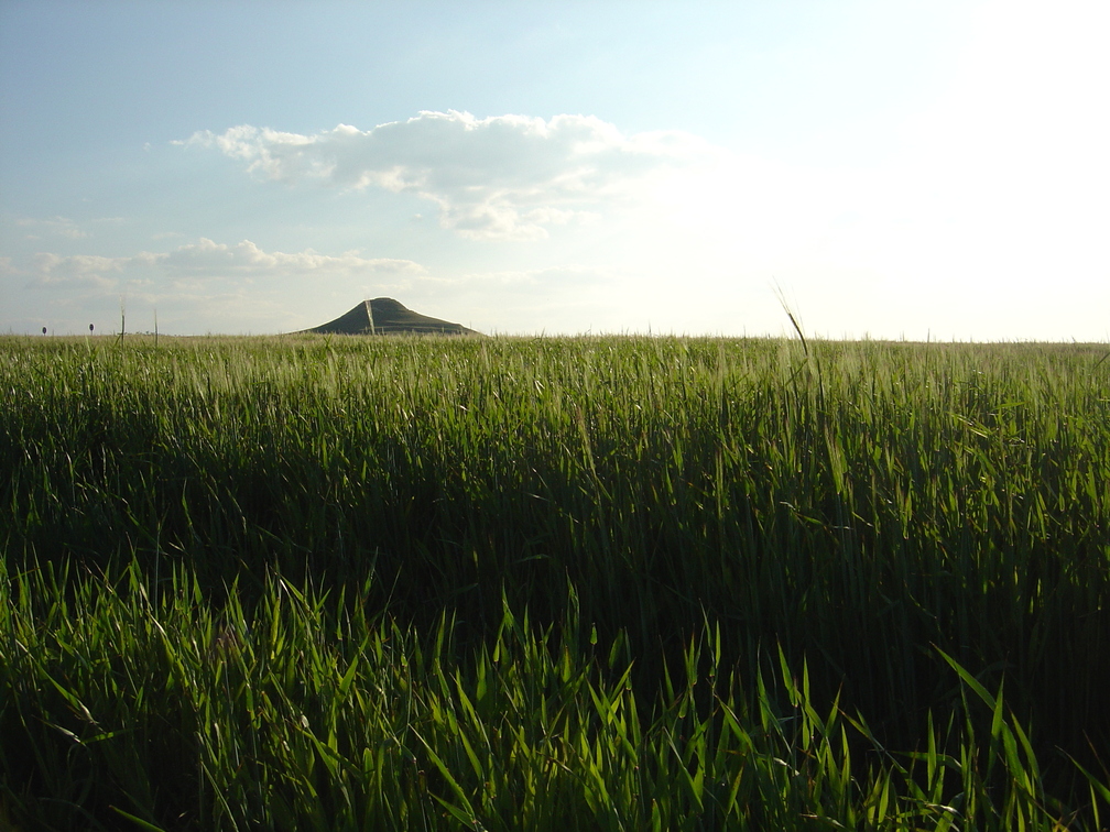 Cerro La Atalaya en primavera y sus verdes campos