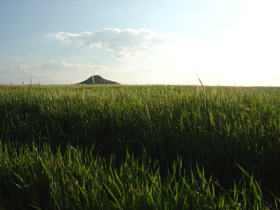 Cerro La Atalaya en primavera y sus verdes campos