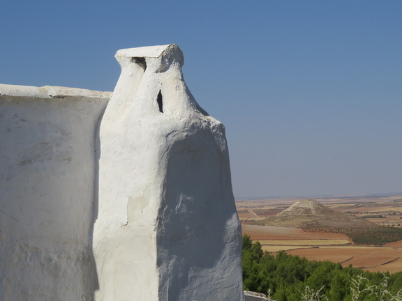 Chimenea encalada y Cerro de la Atalaya en la Picota