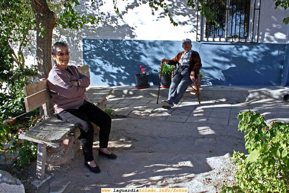 12 de Octubre 2006, Juliana y Santiago tomando el sol el La Calle de las Cuevas de Palacio.