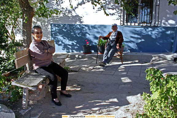 12 de Octubre 2006, Juliana y Santiago tomando el sol el La Calle de las Cuevas de Palacio.