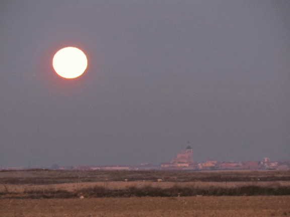 Gif animado formado por 75 fotos de la puesta de la luna llena a 5 Kms de La Guardia por la carretera Lillo