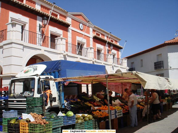 Martes de mercadillo en la Plaza. 22 de Agosto de 2006. Puesto de fruta al lado del Ayuntamiento