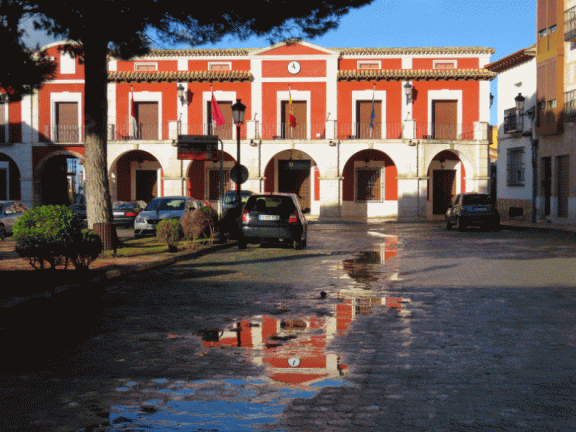 El ayuntamiento visto a través de los reflejos de los charcos tras la tormenta. 29-1-2017