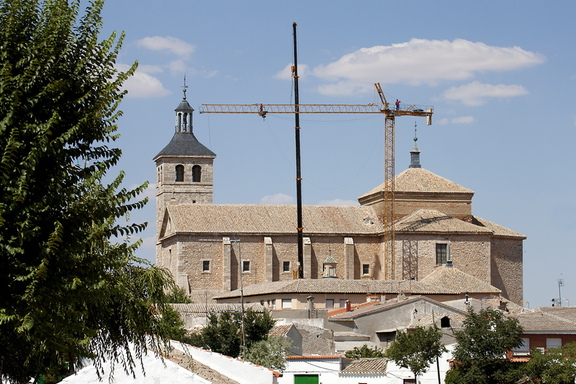 Instalación de grua para las obras del tejado de la iglesia. (18-Julio-2012)