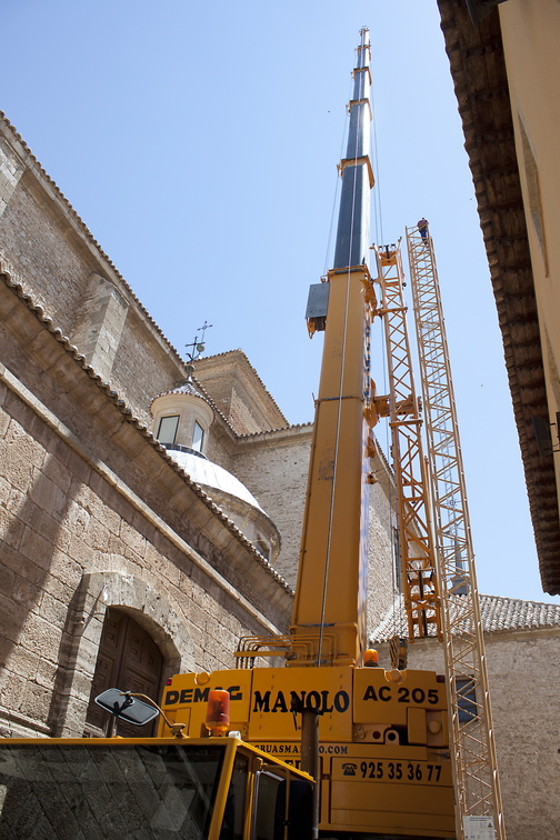 Instalación de grua para las obras del tejado de la iglesia. (18-Julio-2012)  II