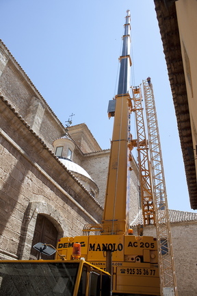 Instalación de grua para las obras del tejado de la iglesia. (18-Julio-2012)  II
