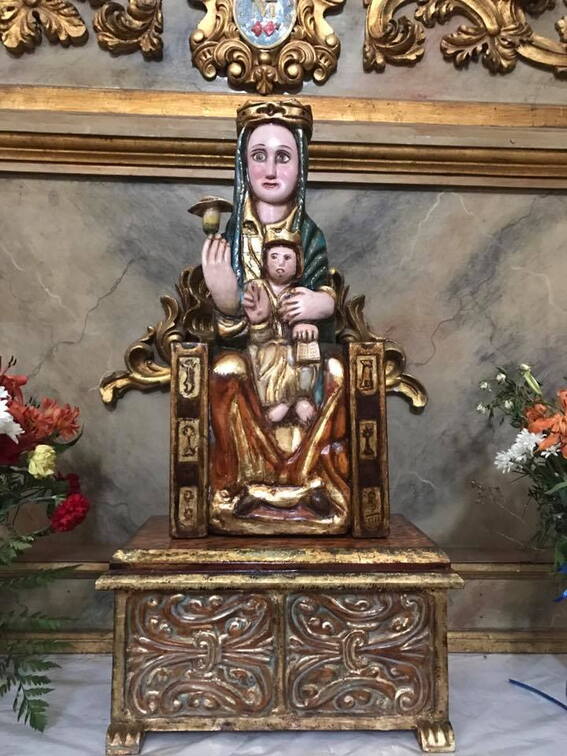 Talla románica de la Virgen en la Iglesia obra del artista local José Gómez