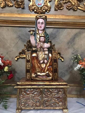 Talla románica de la Virgen en la Iglesia obra del artista local José Gómez