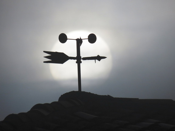 La veleta del Ayuntamiento a través del sol un día de niebla. 26-12-2017