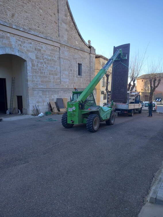 Retirada de la puerta de la iglesia para su restauración
