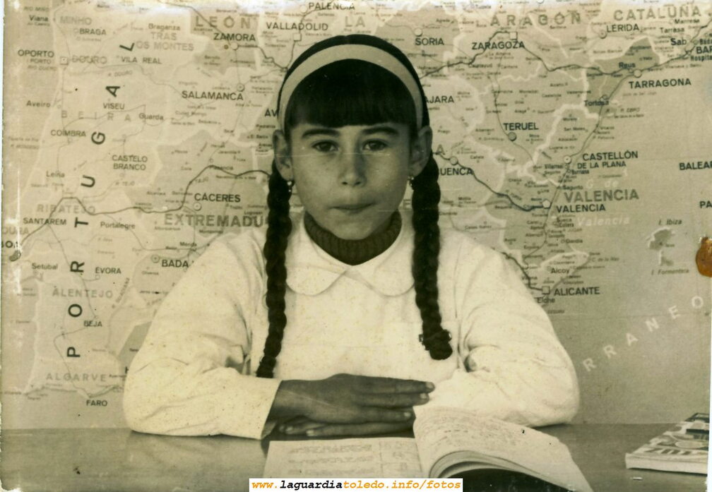 Foto típica en el colegio. Mediados de los 60. La fotografiada es Mari Carmen Redajo