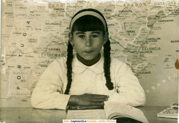 Foto típica en el colegio. Mediados de los 60. La fotografiada es Mari Carmen Redajo