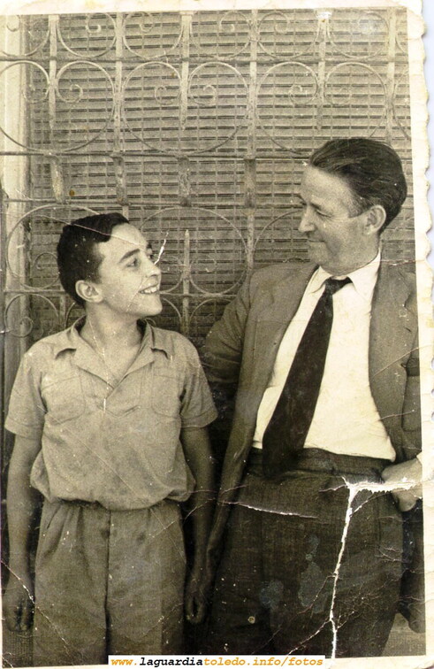 D. Felipe Ortega acompañado de un alumno, años 50
