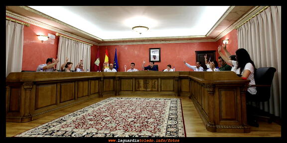 Primer pleno de la nueva corporación salida del 22 mayo 2011, 28 de junio 2011 - La primera votación hubo unanimidad.