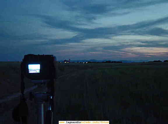 Fotografiando la caida de la noche sobre La Guardia, 21 de Mayo de 2006.