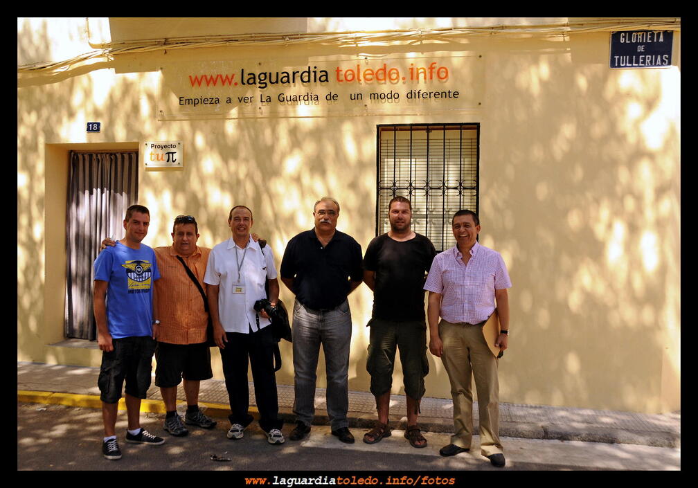 Presentación informal a nuestro alcalde del nuevo aspecto con el rótulo de nuestra vieja sede. 1 de agosto de 2009.