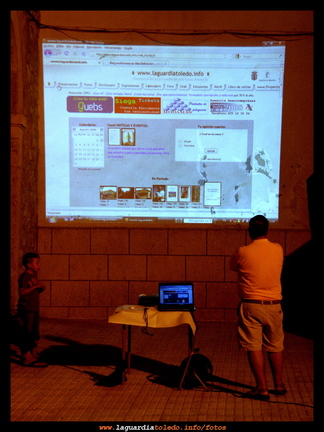 Prueba del nuevo proyector que pTupi ha adquirido para acercar los contenidos que tenemos en la web a todos los guardiolos que no tengan internet. 1 de agosto 2009