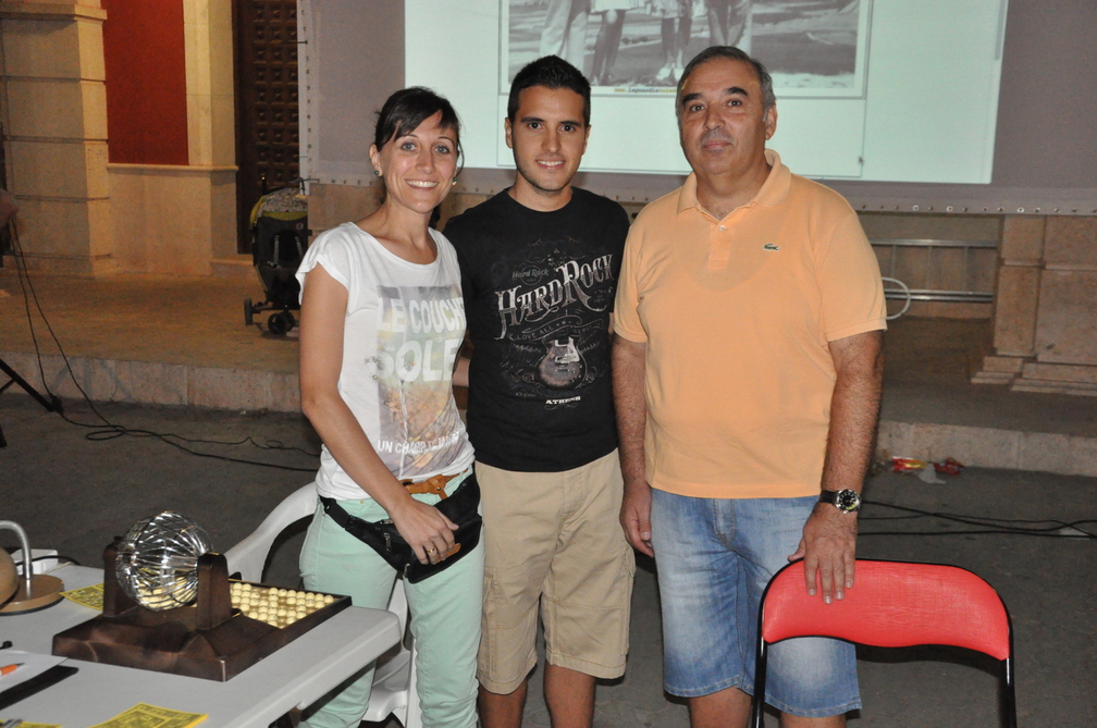 Entrega del premio al ganador del bingo