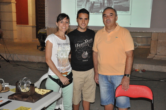 Entrega del premio al ganador del bingo