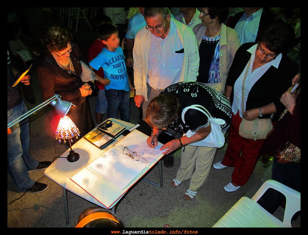 Firma en el libro de firmas para llevar a San Isidro a La Pradera 2013