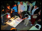 Firma en el libro de firmas para llevar a San Isidro a La Pradera 2013