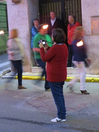 Nuestra reportera y presidenta Manoli grabando con la nueva cámara que hemos estrenado estas fiestas