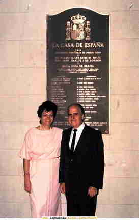 Félix Dones y su mujer Ramoncita con la placa que inaguararon S.S. M.M. Los Reyes