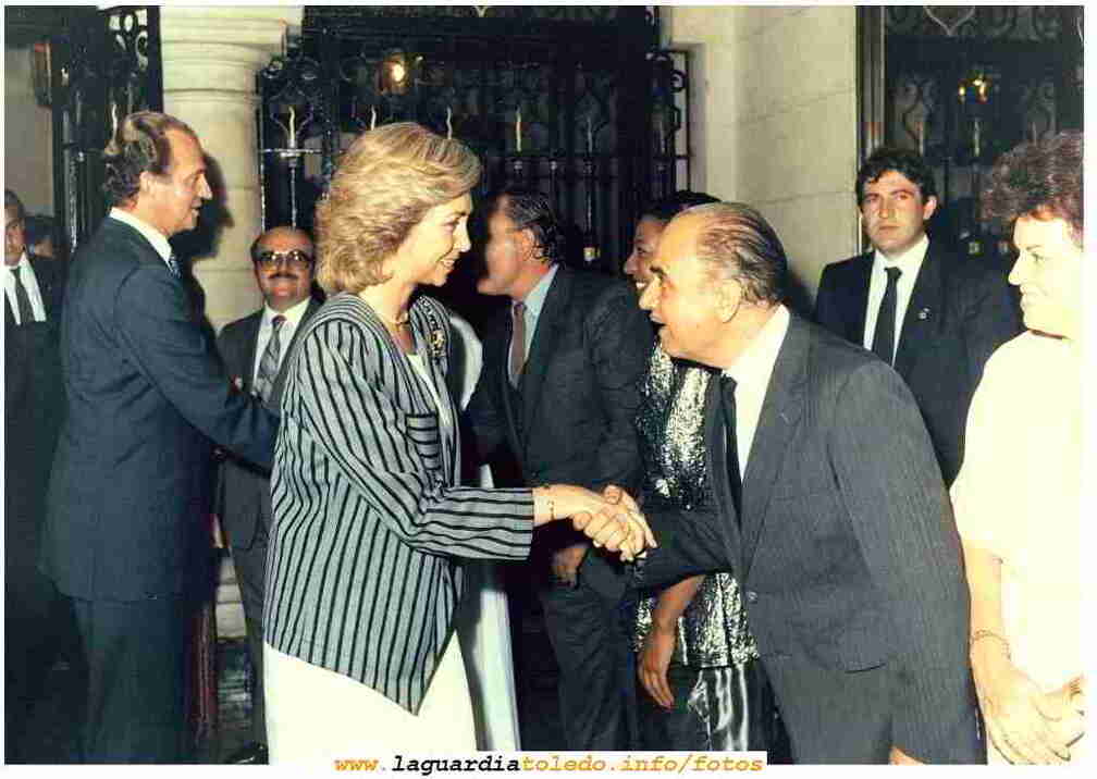 Félix Dones saludando a S.S. M.M. Los Reyes