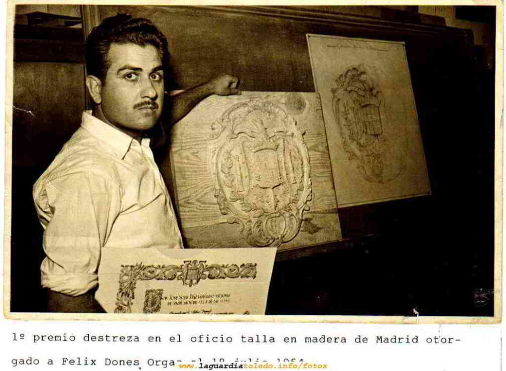 Felix Dones recibiendo el Primer Premio de talla por la reproducción del escudo de Toledo en madera.