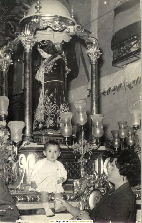 Mari Pedraza, la de Clarín, con su hija en la carroza del Santo Niño