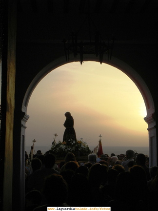 2 de Septiembre de 2006. Saliendo de la Ermita y con la imágen del Santo Niño a contraluz