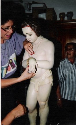 el Santo Niño con sus vestidoras