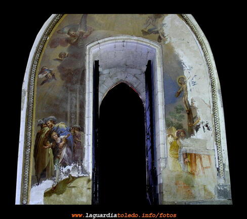 Detalle de los frescos de La Puerta del Rapto en Toledo.