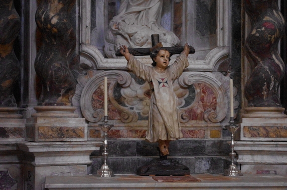 Talla de un Niño Crucificado con el hábito Trinitario en la Catedral de Cádiz.