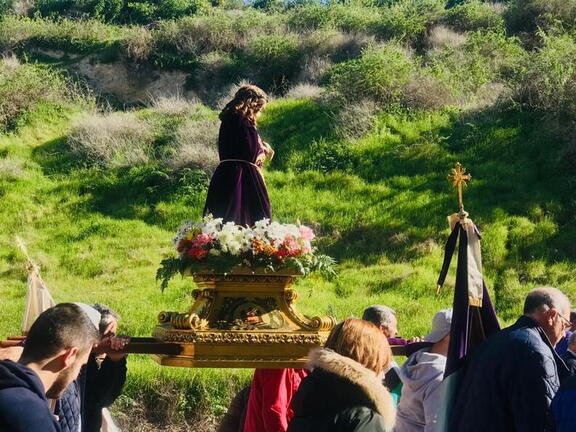 El Santo Niño camino de la iglesia