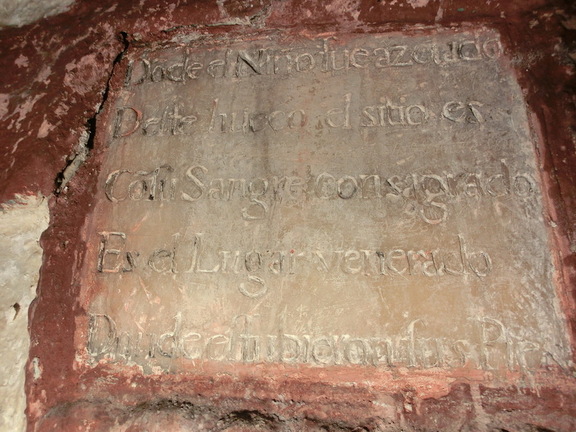 Placa alusiva al lugar del martirio del Santo Niño en la sinagoga de la Ermita de Jesús