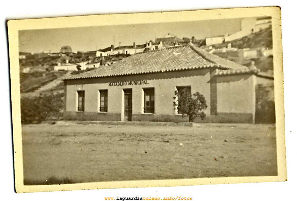 El matadero y Cuevas de Palacio al fondo en los años 50.
