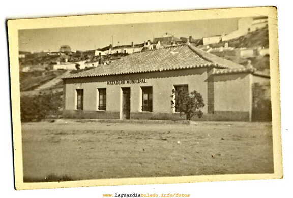 El matadero y Cuevas de Palacio al fondo en los años 50.