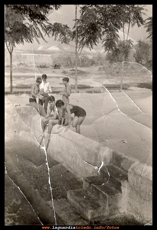Bañistas en la 1ª piscina año 1967.