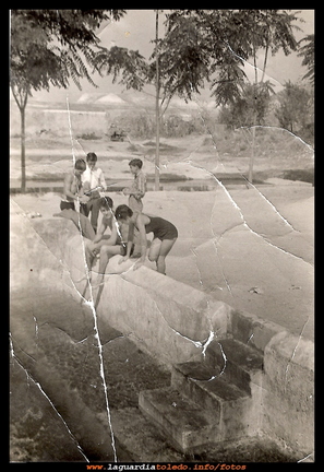 Bañistas en la 1ª piscina año 1967.