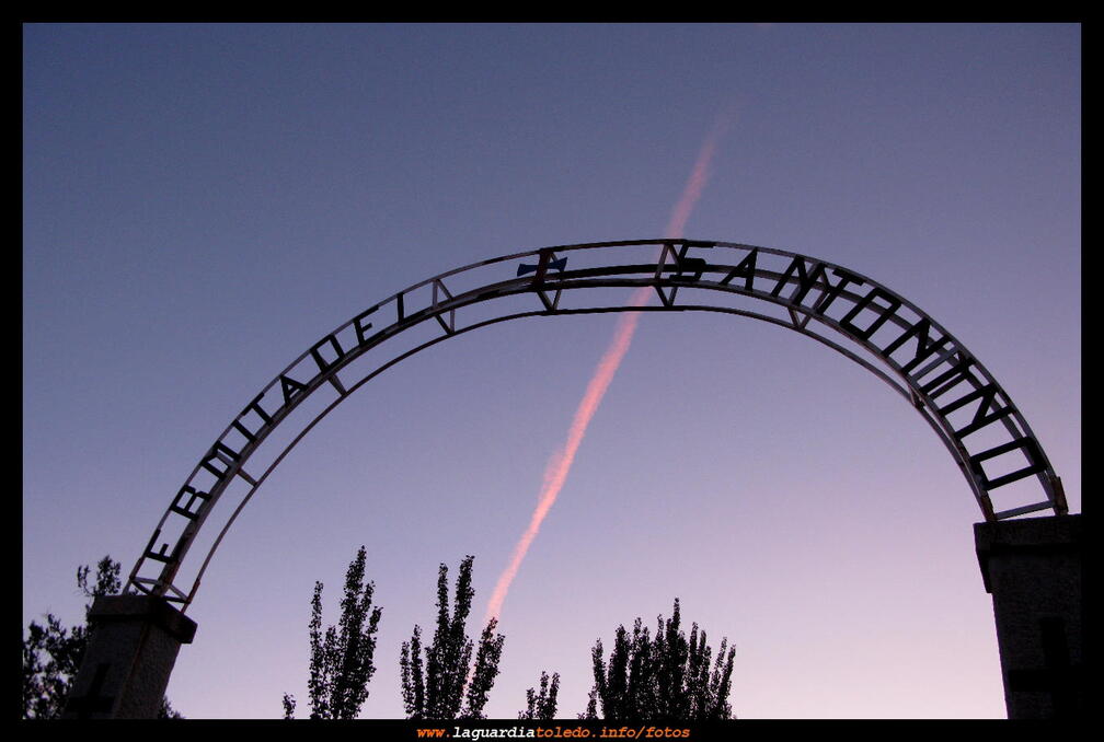 La del alba era cuando paso por debajo del arco de la cuesta del Santo NIño. 18 de Julio 2009