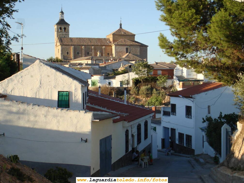 Vista panorámica de la Iglesia desde el otro lado de la antigua carretera de Andalucía, zona conocida como La Cañadilla