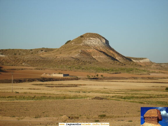 Vista panoramica del Cerro de las Maricas desde la cuesta del Madero. Se adjunta el perfil de la esfinge de Gizeh del antiguo Egipto para demostrar su parecido con la cabeza. En La Guardia tenemos una réplica de una de las 7 maravillas del mundo...