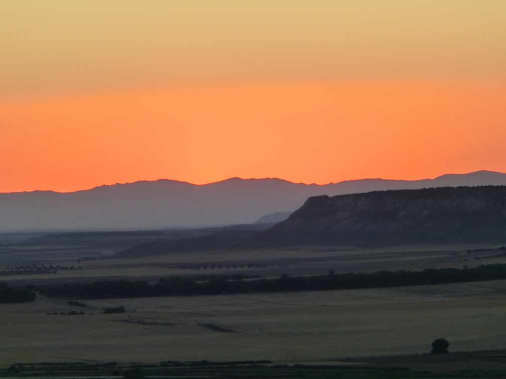 Puesta de sol desde el cerro con zoom sobre la sierra de Gredos. 8-7-2012