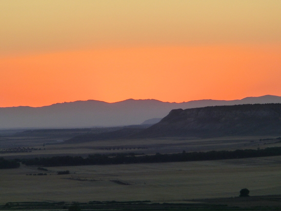 Puesta de sol desde el cerro con zoom sobre la sierra de Gredos. 8-7-2012